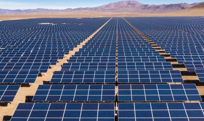 圖為設在沙漠上的一個太陽能發電場項目。(圖:互聯網)