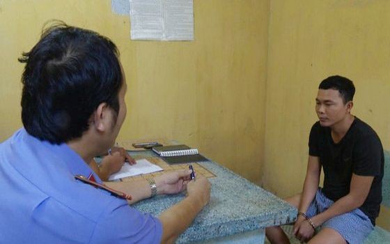 調查員向嫌犯錄取供述案情。（圖：警方提供）