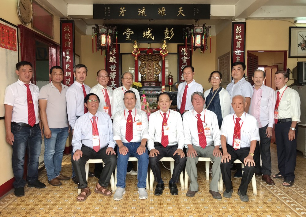 各位理監事在祭祖上合照。