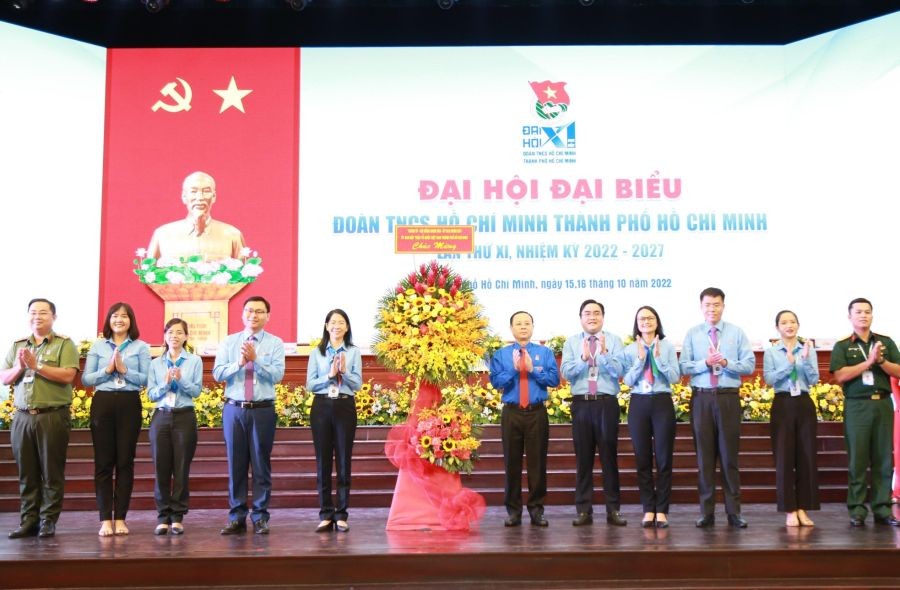 市委副書記阮文孝（中）出席大會並贈送鮮花表示祝賀。（圖：TPO）