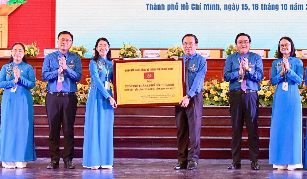 市委書記阮文年向市年輕人贈送“本市年輕人愛國-團結- 衝擊-創新-融入”銅牌匾。