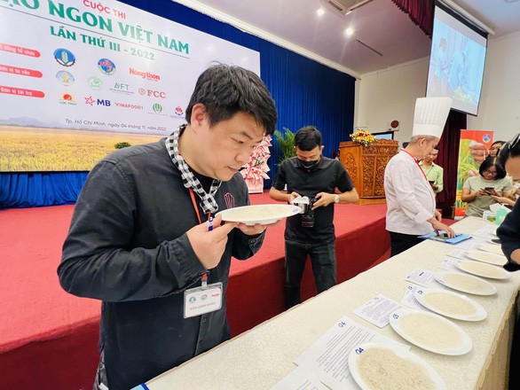 越南廚師協會主席、評委會主任阮常軍分享大米評分。