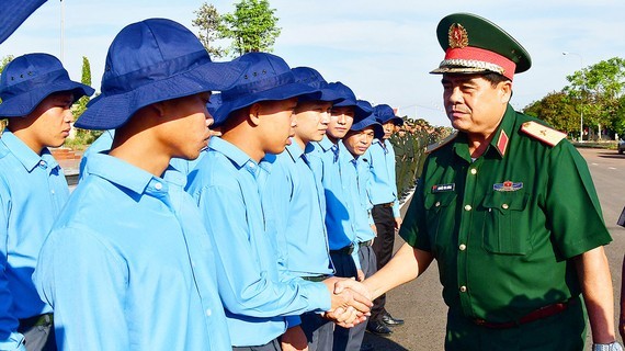 第七軍區司令部領導慰問、鼓勵啟程搜尋、歸集烈士骸骨的幹部、戰士。