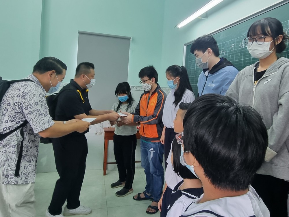 潁川學校學生獲贊助獎學金