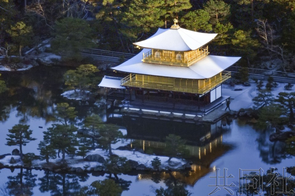 京都金閣寺今冬首次銀裝素裹