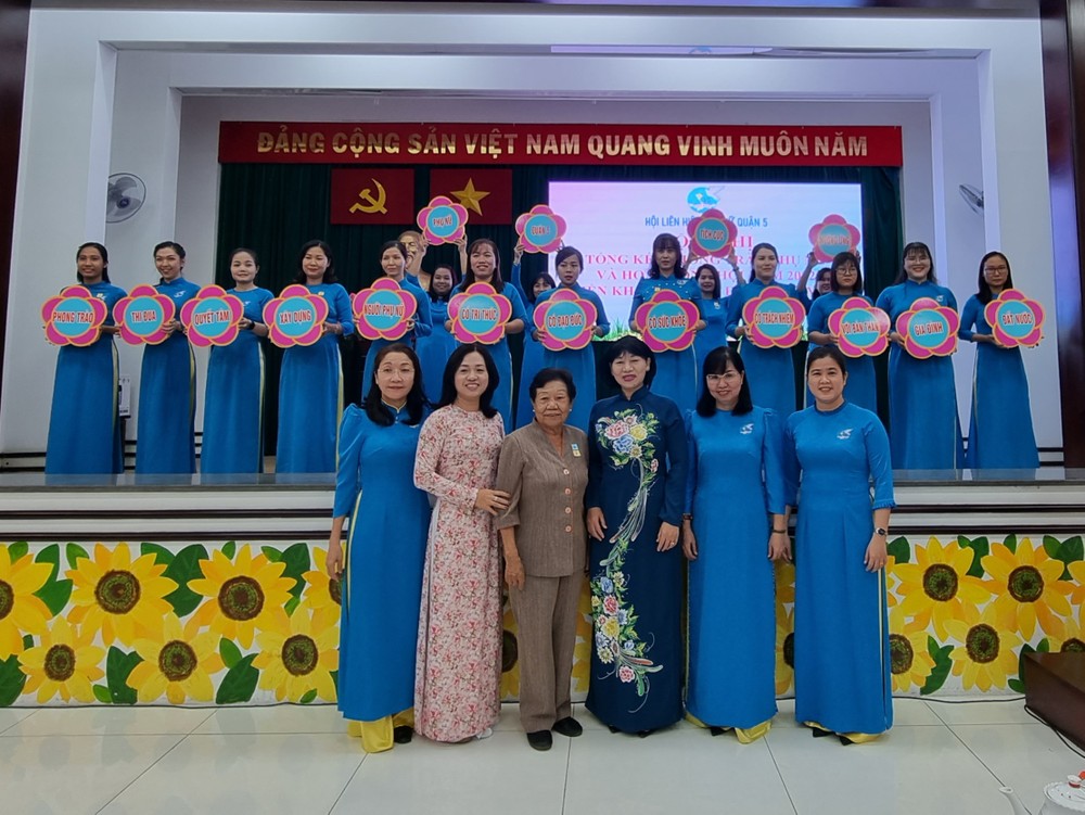 市婦聯會副主席陳氏芳華(右三)與第五郡、坊婦女合照。