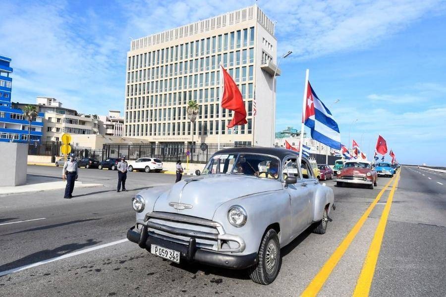 2021年8月5日,在古巴首都哈瓦那,参加游行的车辆从美国驻古巴大使馆前驶过。