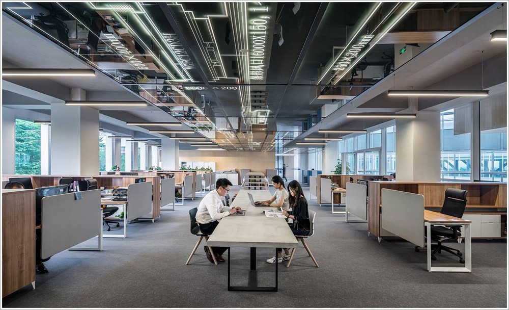 座落在新富郡Celadon City的Office Haus大楼出租的办公室面积宽阔。