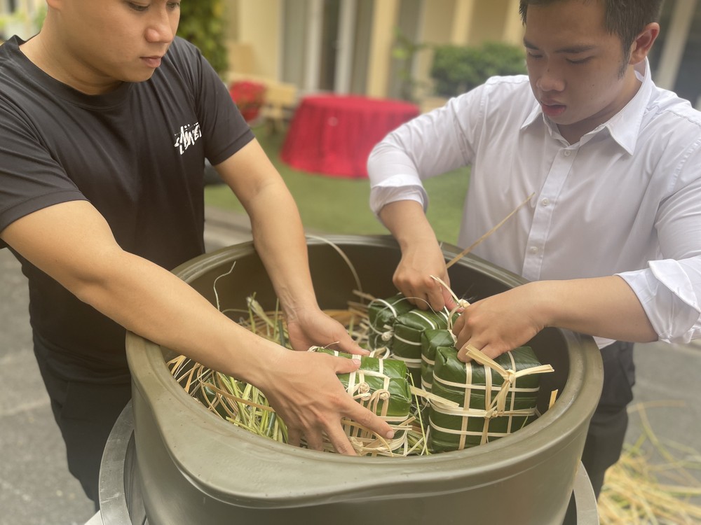 用明隆养生瓷锅烹煮爱心粽子