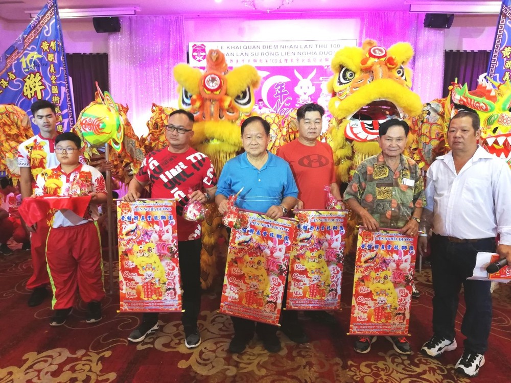 会长吴贵鸿(中)赞助金龙、醒狮点睛开光合照。