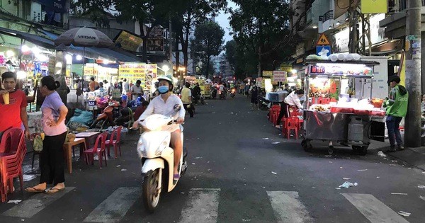 在市大水镬医院正门附近的黎大行街的 小贩霸占街道。