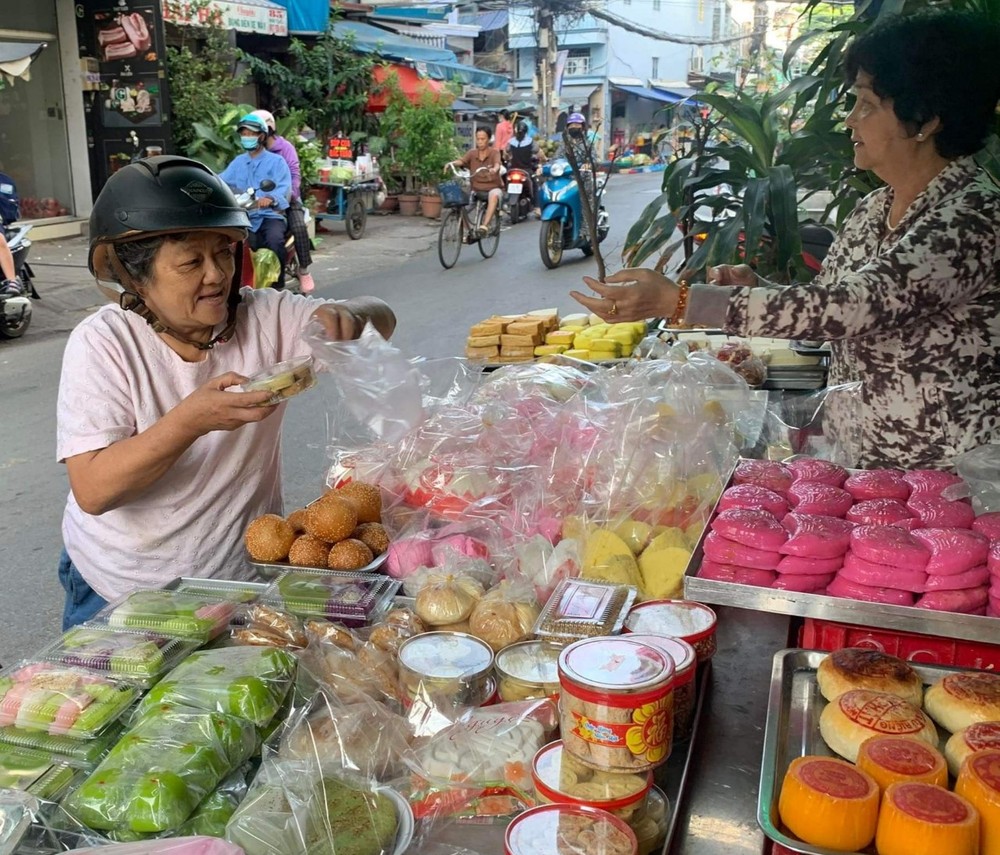 第十一郡白铁街市摆卖应节饼糕。