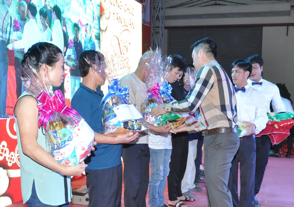 万成公司副总经理杨庆云赠送春节礼物给劳工。 万成公司副总经理杨庆云赠送春节礼物给劳工。