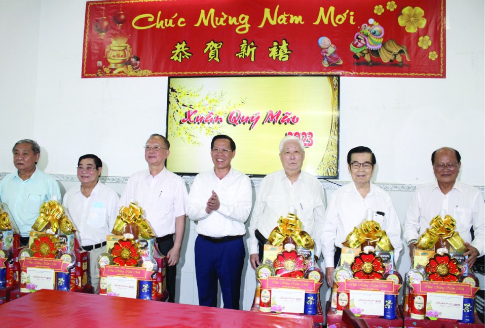 市人委会主席潘文迈(中)向穗城、义安、二府、海南、崇正、温陵会馆理事长们赠送贺年礼物。