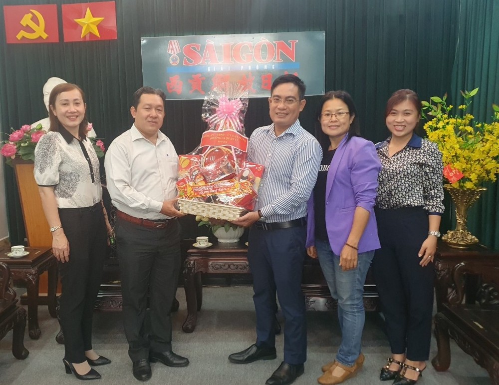 文忠孝编委（右三）接受第十一郡第十四坊代表团的贺礼。