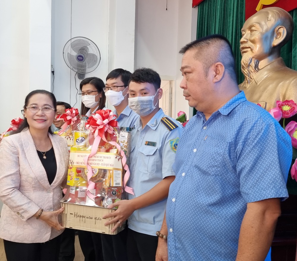 市人民议会主席阮氏丽向第五郡家境贫困的武装力量、职工、职员颁发春节礼物。