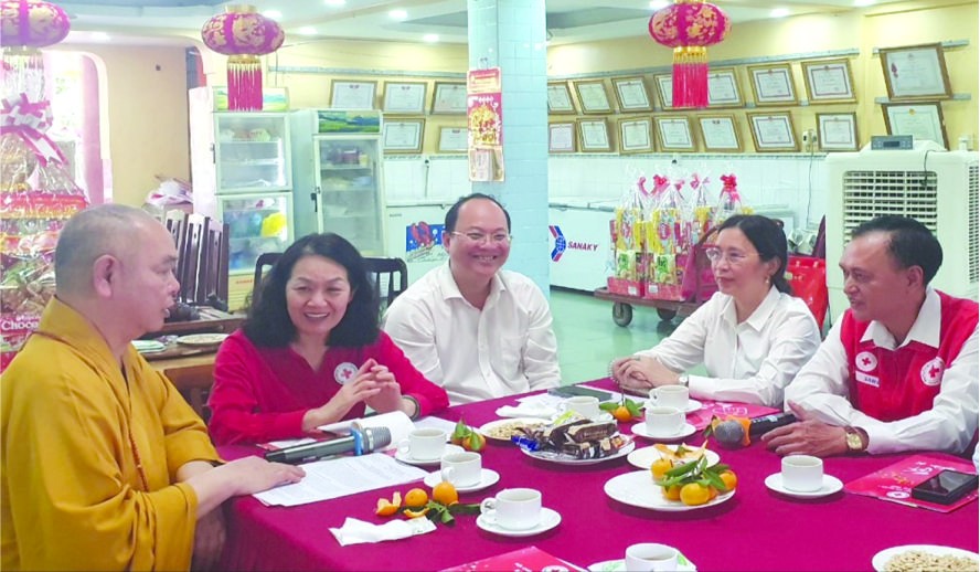 中央与本市领导向释慧功法师拜年