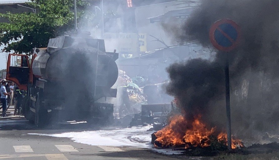 油槽车在街上爆胎并自燃