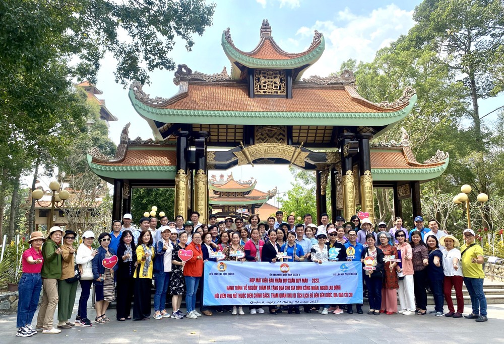 第六郡侨胞代表团在滨药祠留影。