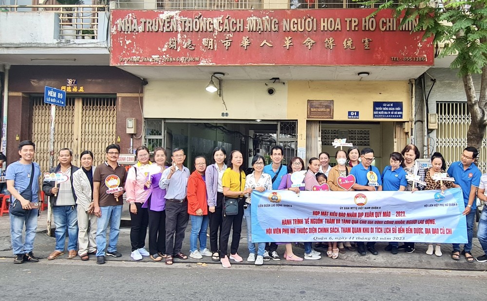 代表团参观市华人革命传统室。