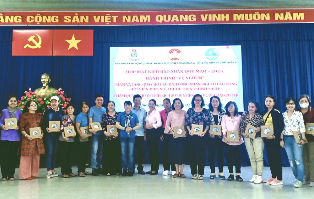 组办单位向侨胞与侨胞亲属赠送纪念品。