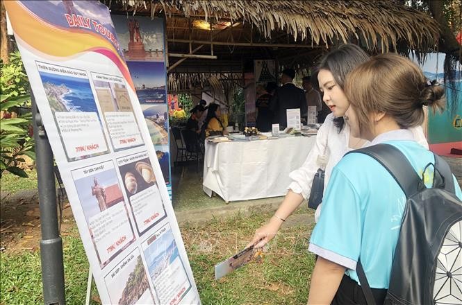 民众参观展览。