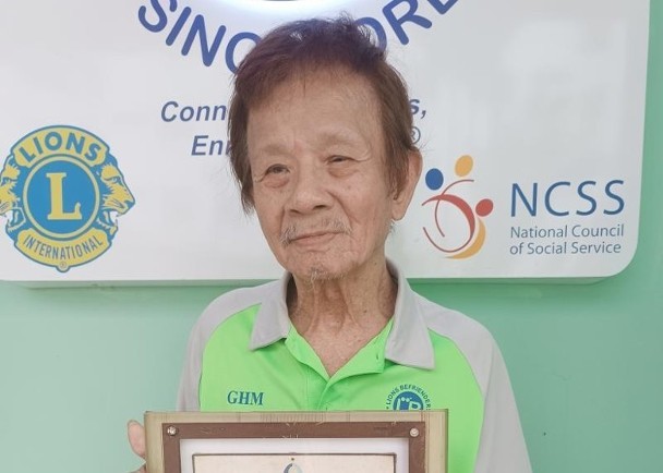 八旬翁捐血 36 年获颁嘉奖证书