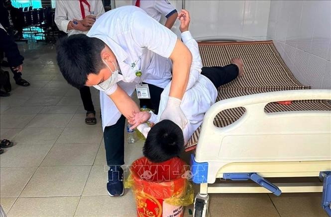 给学生们多喝水以清洗胃肠。