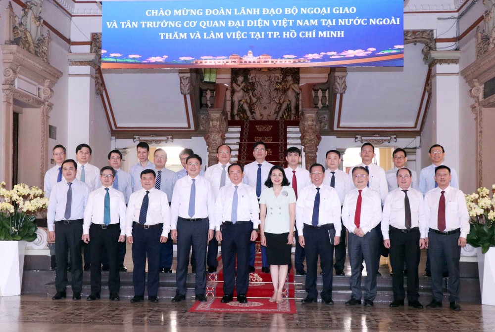 市领导接见越南驻外国机关首长团