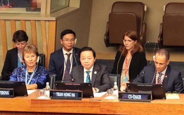 政府副总理陈红河出席水源与合作对话会并发言。