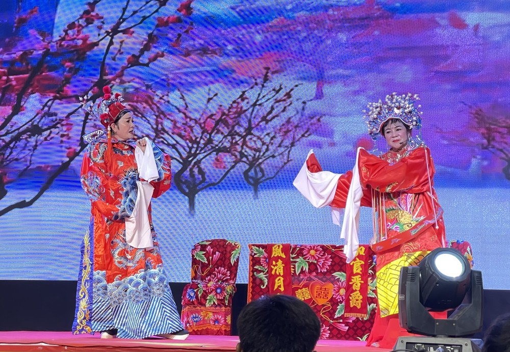 珠洋市珠光会艺人表演神功戏。