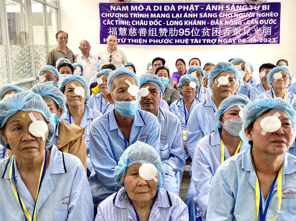 李庭辉与赞助商、友人等前往慰问眼睛施手术病人后合照。