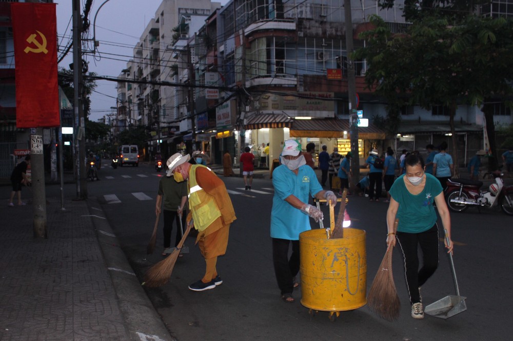 莲华寺绿色环保俱乐部志愿者参加清扫街道。