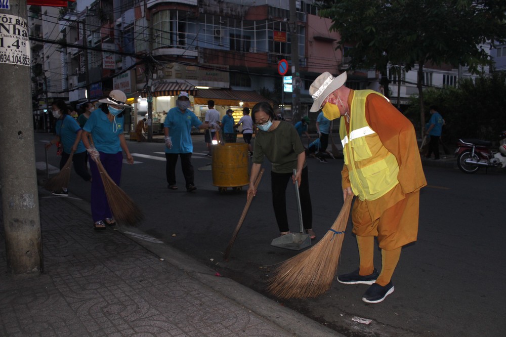 莲华寺绿色环保俱乐部志愿者参加清扫街道。