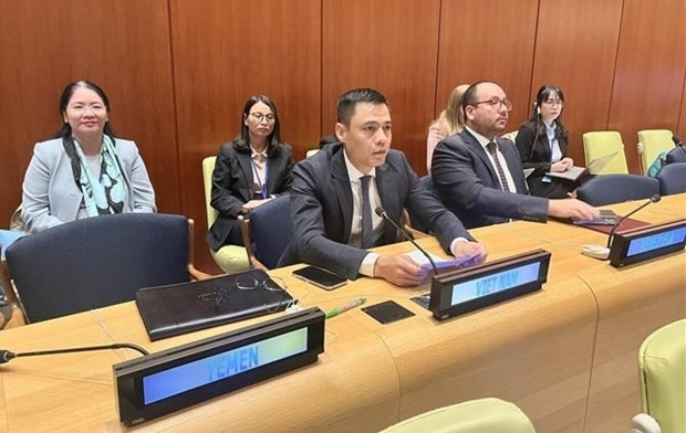 越南常驻联合国代表团团长邓黄江大使在谈论上发表讲话。图自越通社