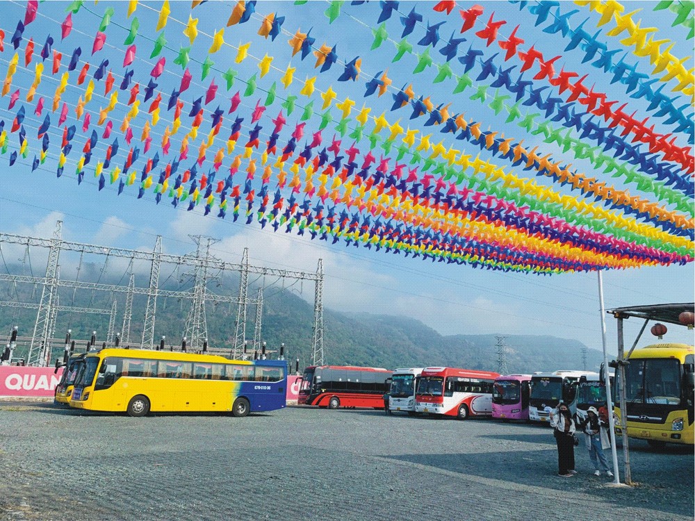 安好太阳能发电厂参观区域的色彩。 安好太阳能发电厂参观区域的色彩。