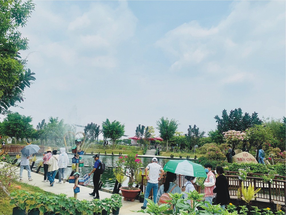 天景湖音乐中的蓝色触动游客内心深处。 天景湖音乐中的蓝色触动游客内心深处。