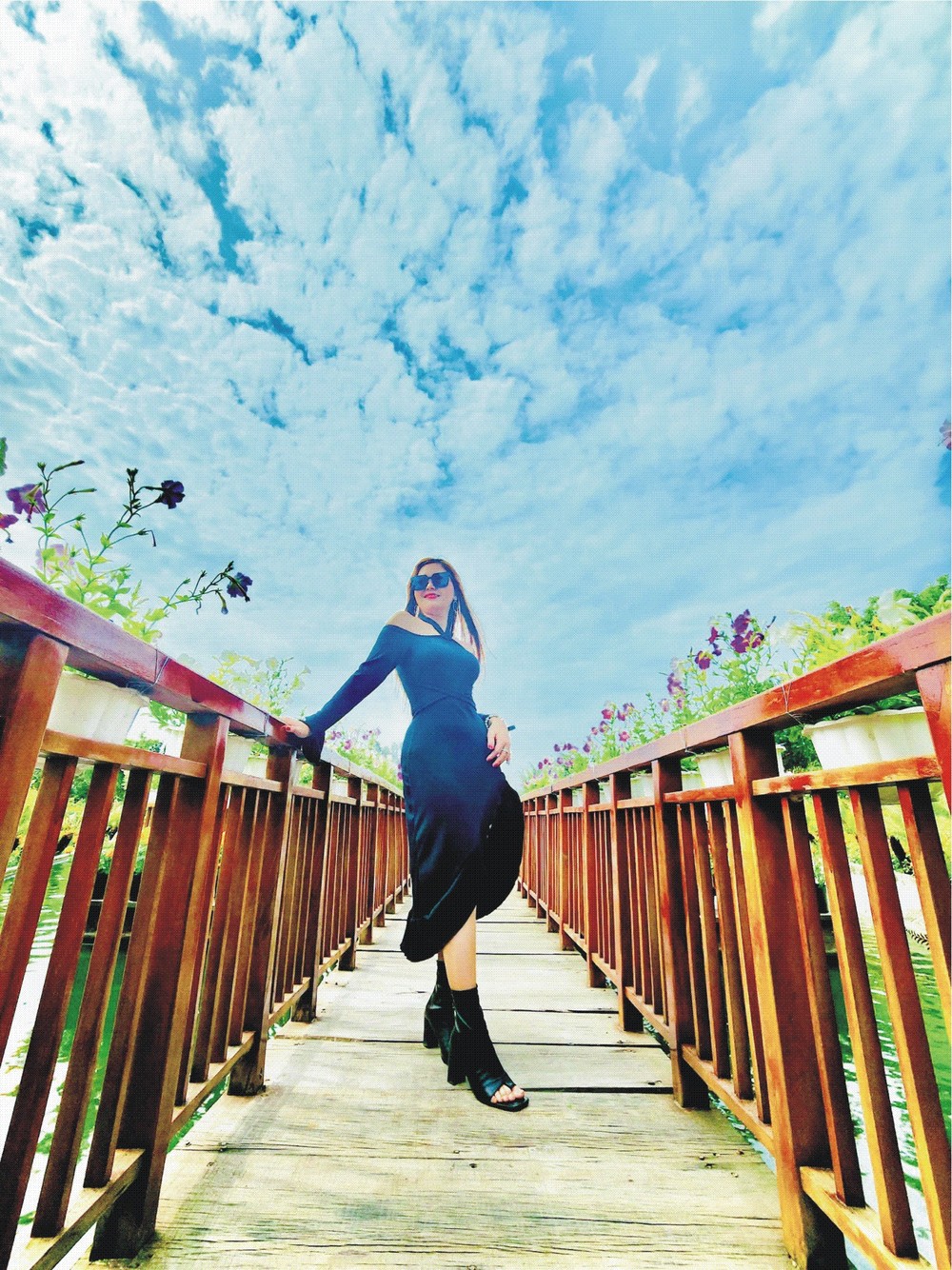 游客与蔚蓝天空融为一体 游客与蔚蓝天空融为一体