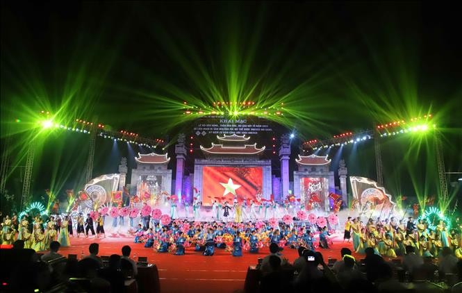 2023年雄王庙盛会和祖地文化旅游周开幕仪式上的艺术表演。