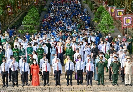 本市领导上香缅怀雄王始祖