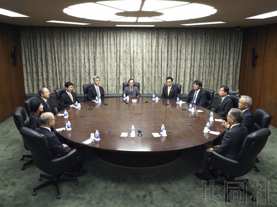 日本央行行长植田和男等在总部准备召开货币政策会议。 (共同社)