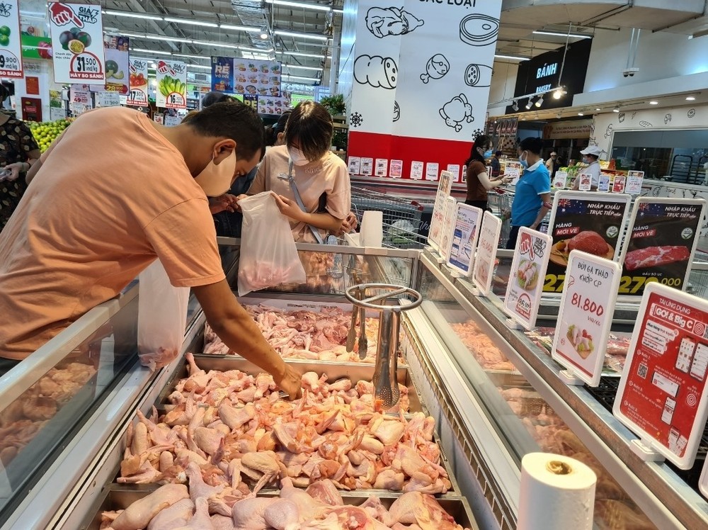 民众在超市选购鸡肉。
