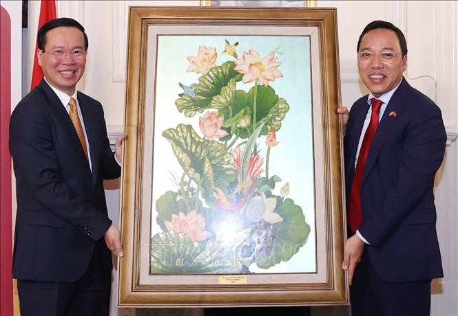 国家主席武文赏赠送纪念品给越南驻英国大使馆。