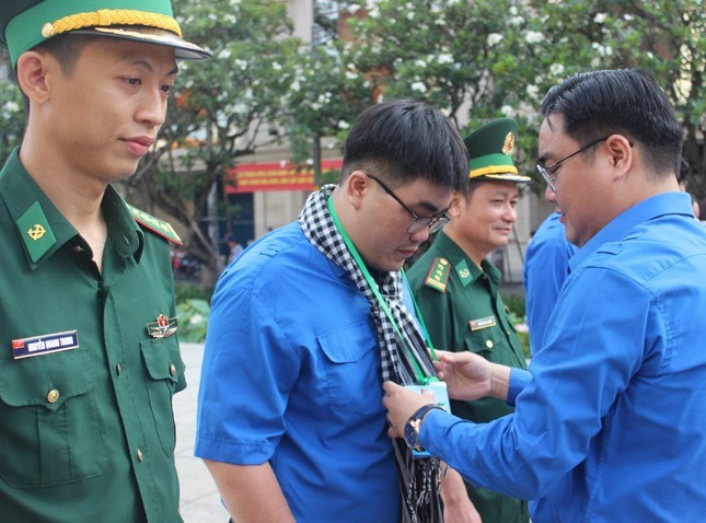 吴明海同志赠送围巾给青年代表。