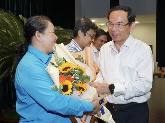 市委书记阮文年奖励出色女干部。