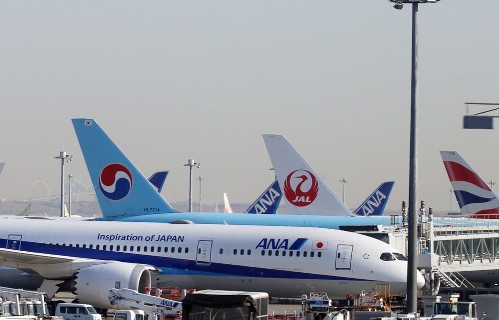在日本羽田机场,韩日两国的客机蓄翼待飞。 韩联社