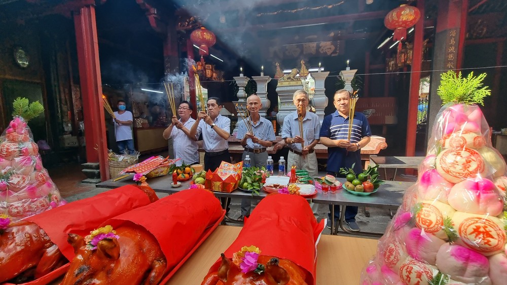 霞漳会馆理事会拜祭天后圣母。