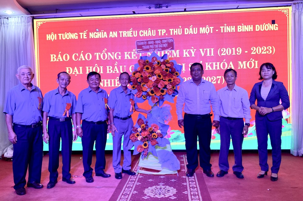 义安相济会正副会长接受土龙木市领导赠送鲜花祝贺。