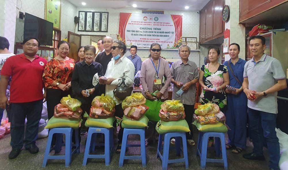 视障及残疾人士获赠送礼物。