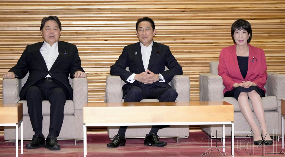 日本外相林芳正(左起)、首相岸田文雄、经济安保相高市早苗准备出席内阁会议。摄于官邸。(共同社)